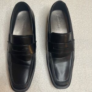 Black boys dress shoe, size 7M